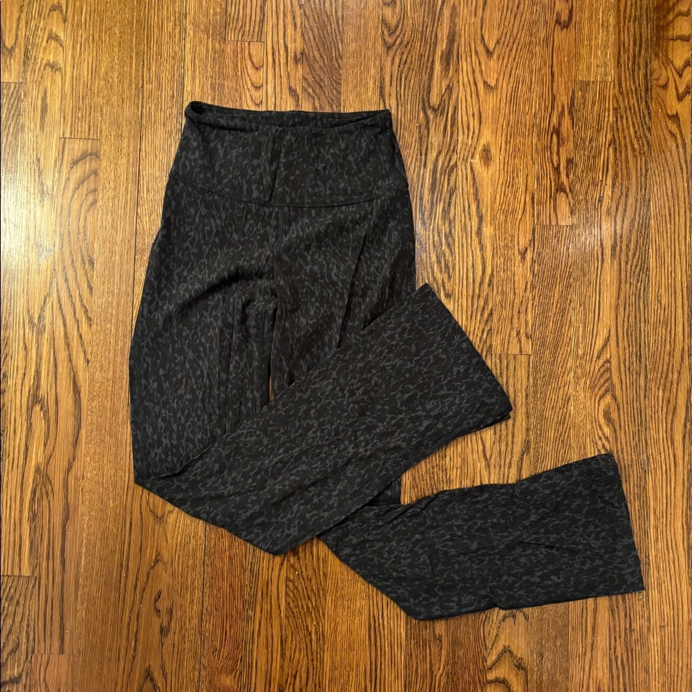 Lululemon flare leggings size 6 - pattern not sold anymore